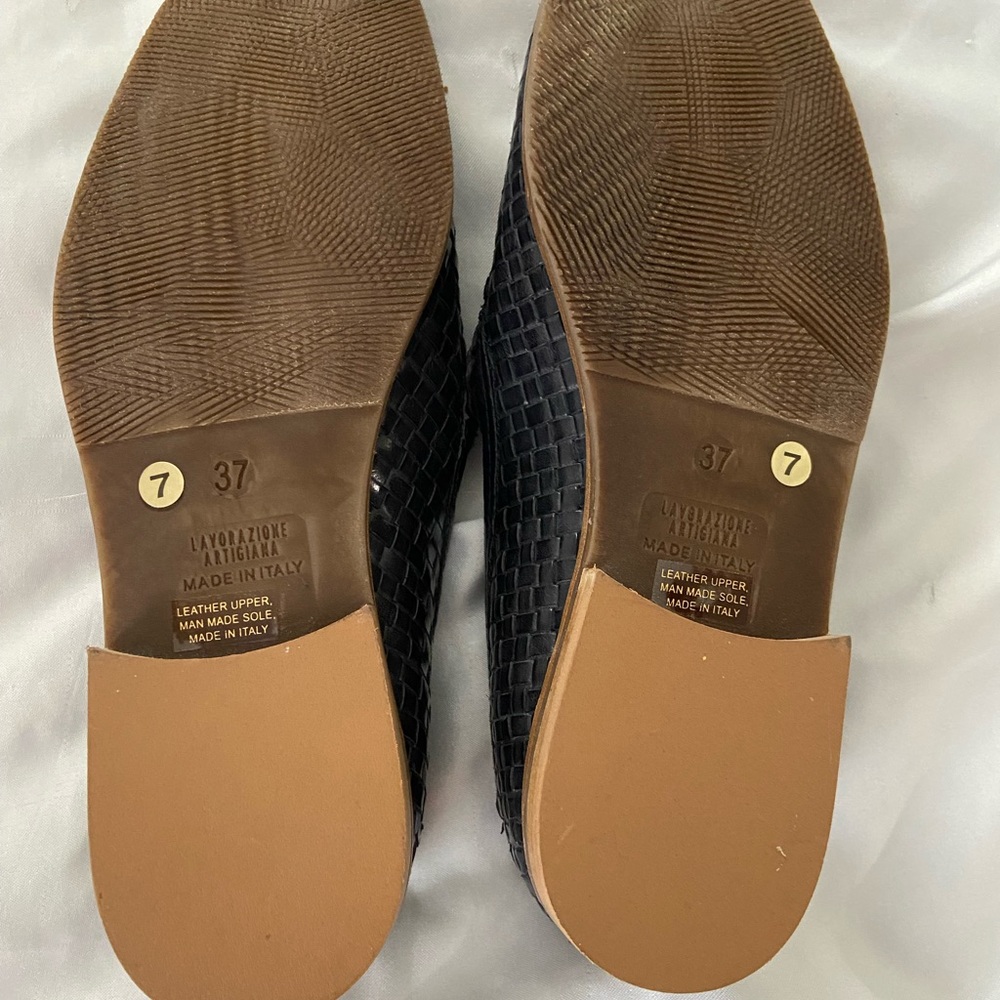 Loafers.Italian designed weaved leather w/tan heel.Sz 7. Barely worn. - Picture 4 of 6